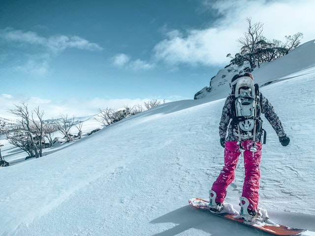 Spacer po górach w zimie – kurtka snowboardowa damska