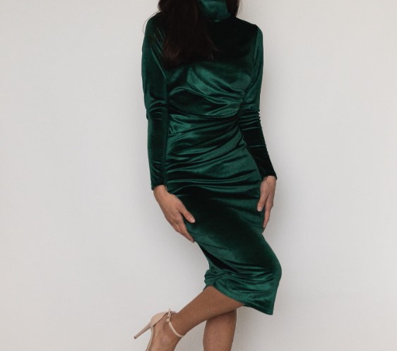 Welurowa sukienka butelkowa zieleń – stylowa elegancja na każdą okazję